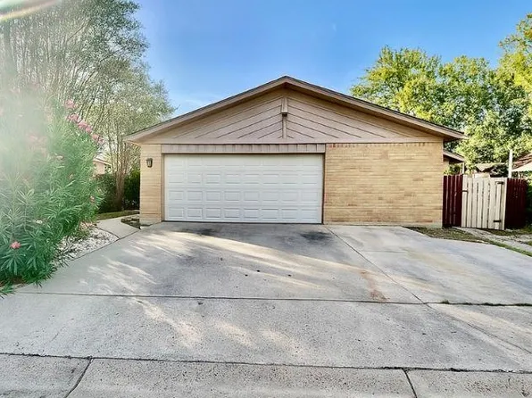 910 Castle Heights Dr, Laredo, TX 78041