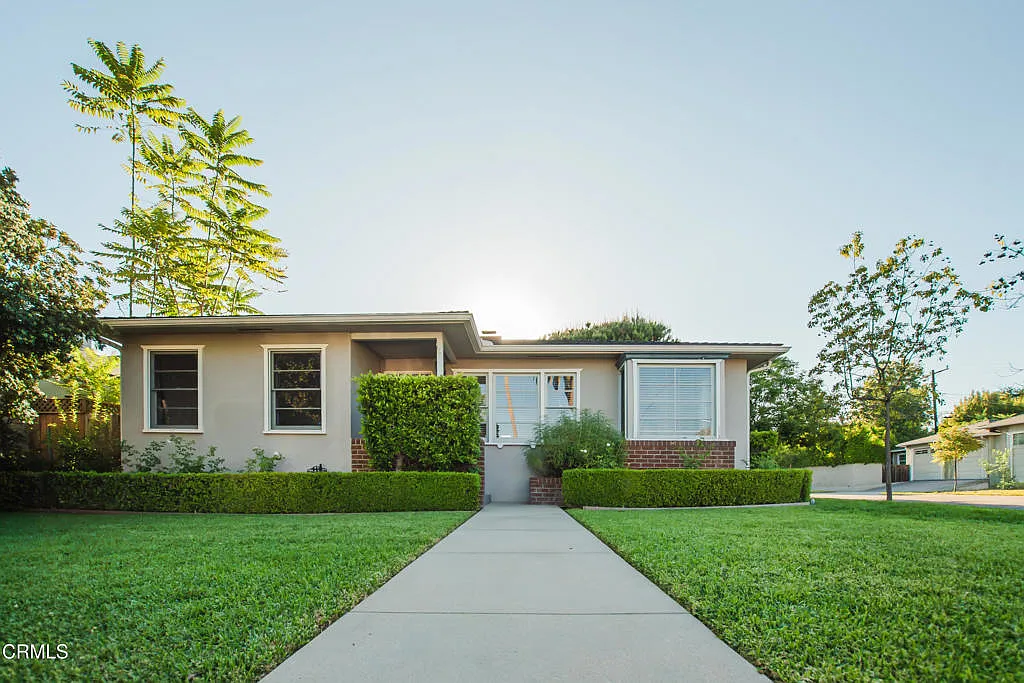 3 bed, 2.0 bath, 1493 sqft, $5,000 — Photo 2