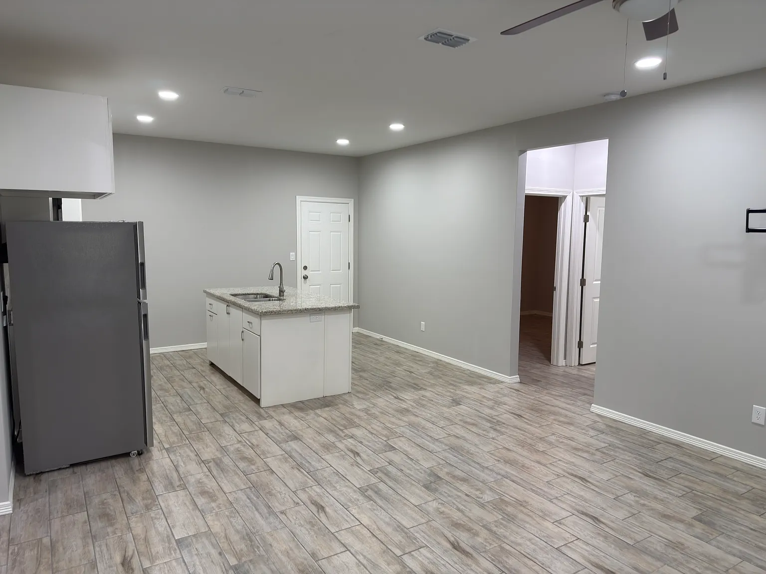 3 bed, 1200 sqft, $1,300 — Photo 4