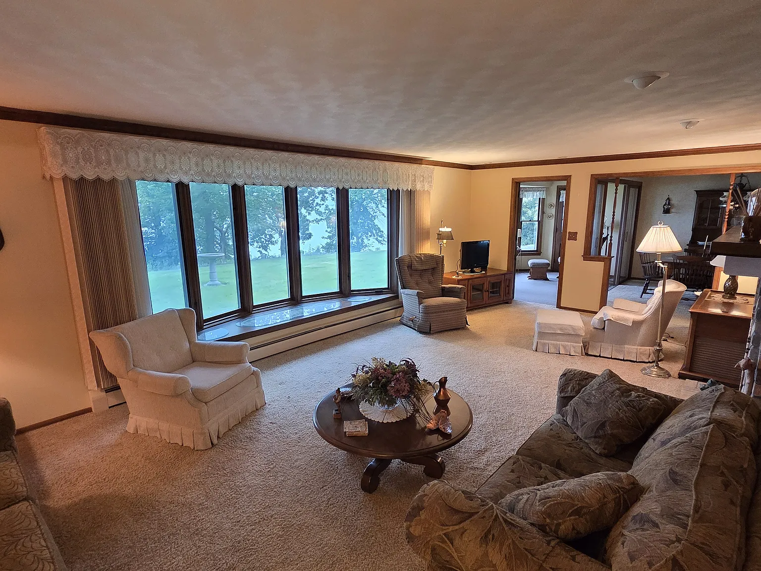 4 bed, 2.5 bath, 2800 sqft, $3,500 — Photo 2