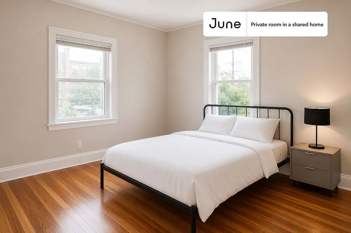 Queen bedroom in 7 bed/2 bath home in Brighton #1517 B — Photo 1