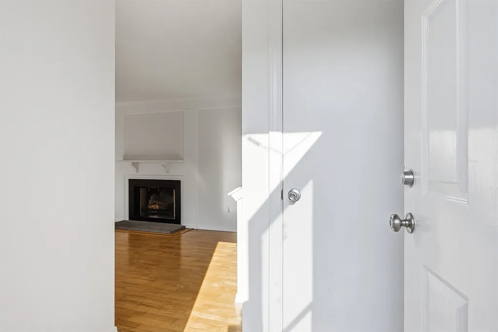 2 bed, 1.5 bath, 2019 sqft, $3,000 — Photo 3