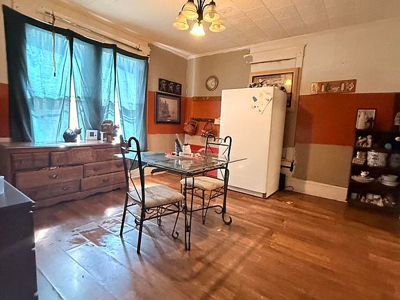 4th image of 561 Roxbury St