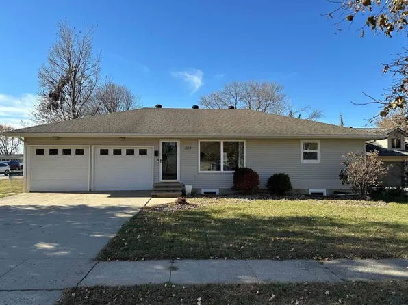 224 Georgia Ave SW, Orange City, IA 51041
