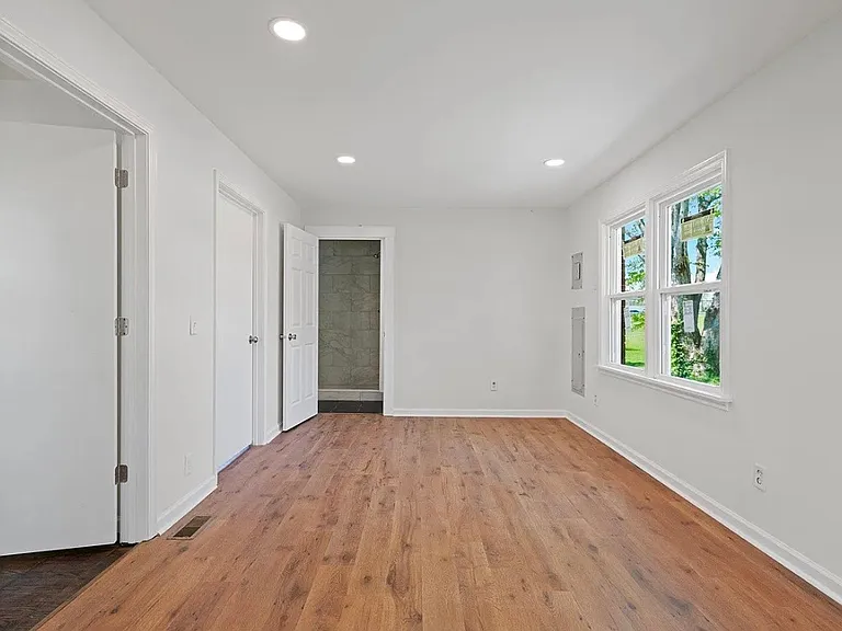 225 Maplemere Ave — Photo 11