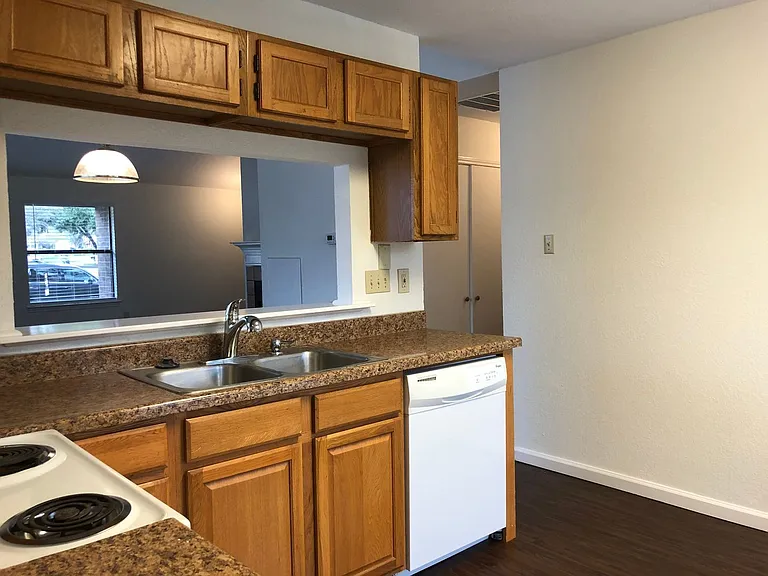 208 E Denton Dr — Photo 8