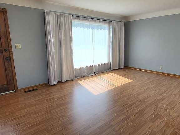 4th image of 396 Fairway Blvd