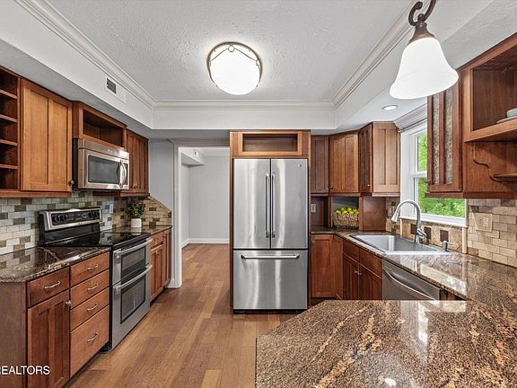 4th image of 1101 Green Oak Ln