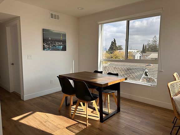 4th image of 1543 W 37th Pl #303