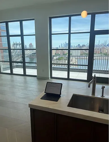115 York St #Penthouse 21F Photo 1 115 York St #Penthouse 21F Photo 1