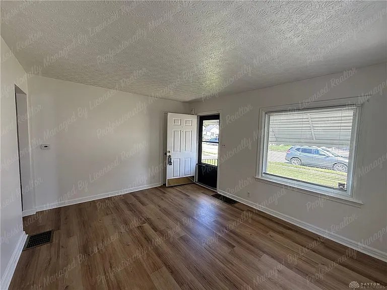 1261 Malden Ave — Photo 5