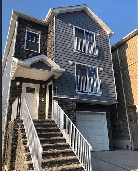 1019 E Grand St — Photo 1