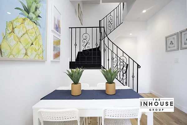 Sold by The InHouse Group | media 20