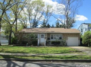 403 N Greene Ave, Lindenhurst, NY 11757
