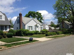 97 Center St, Williston Park, NY 11596