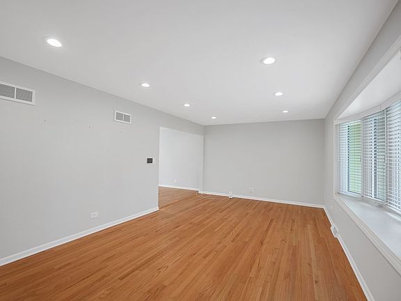 3rd image of 26W421 Wiesbrook Rd