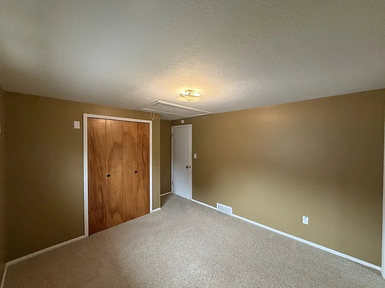 1187 Golden Gate Blvd — Photo 7
