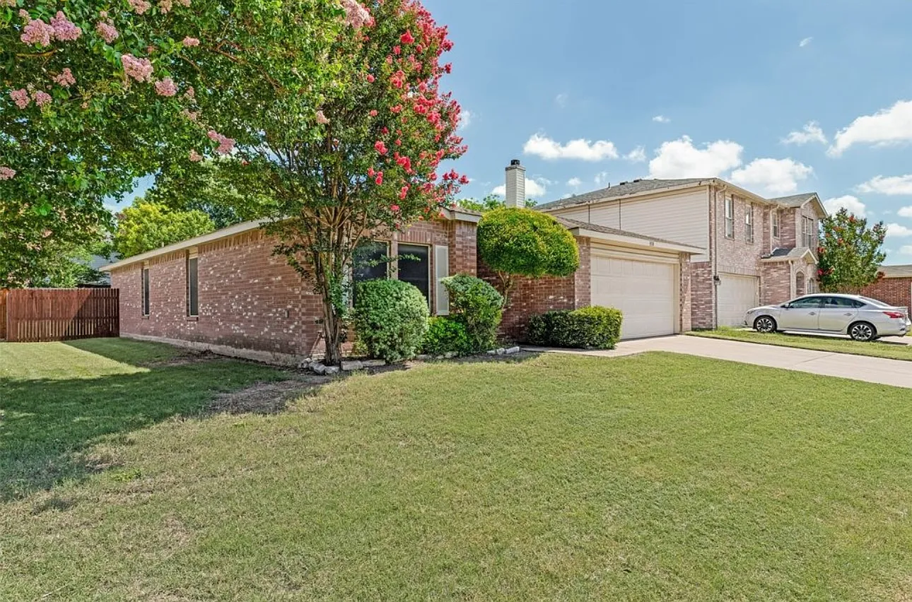 3 bed, 1659 sqft, $2,300 — Photo 2