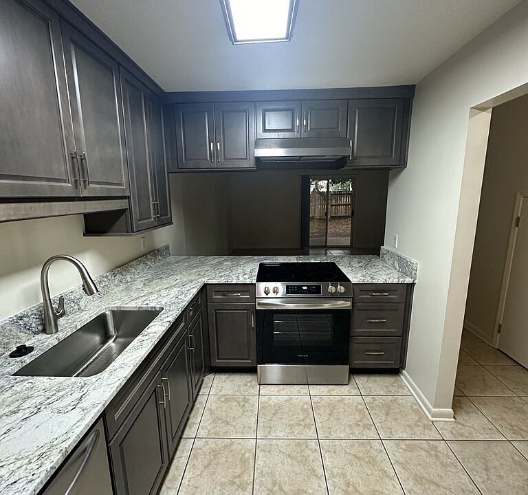 1st image of 122 Scottwood Dr SE