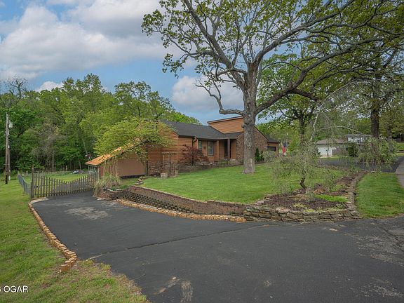 3rd image of 3106 Woodland Dr