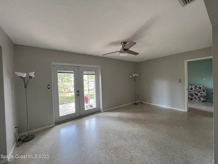 987 Kings Post Rd — Photo 9