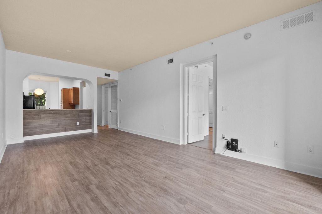 3500 Oaks Clubhouse Dr APT 109, photo 3
