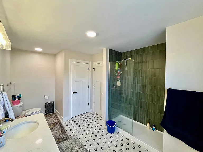 2600 E Kenwood Blvd — Photo 37