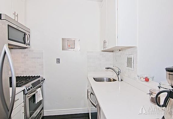 4th image of 45 W 67th St APT 14J