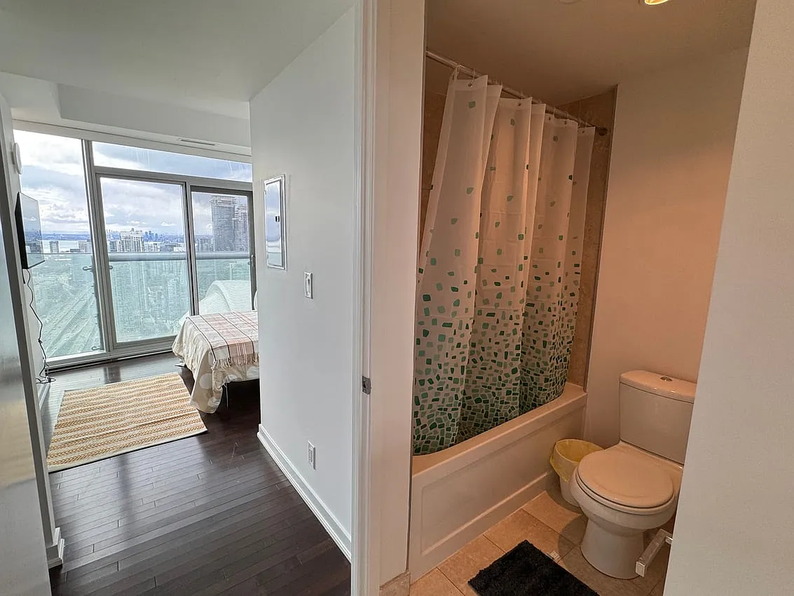 Master Room - York St & Bremner Blvd — Photo 4
