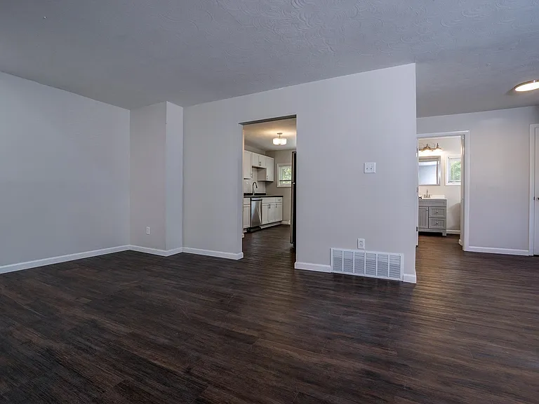 611 Lincolnway E #B — Photo 6