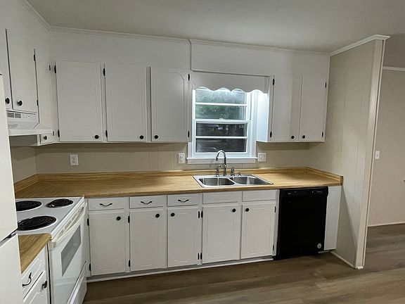 Kitchen - Loads of Cabinets
