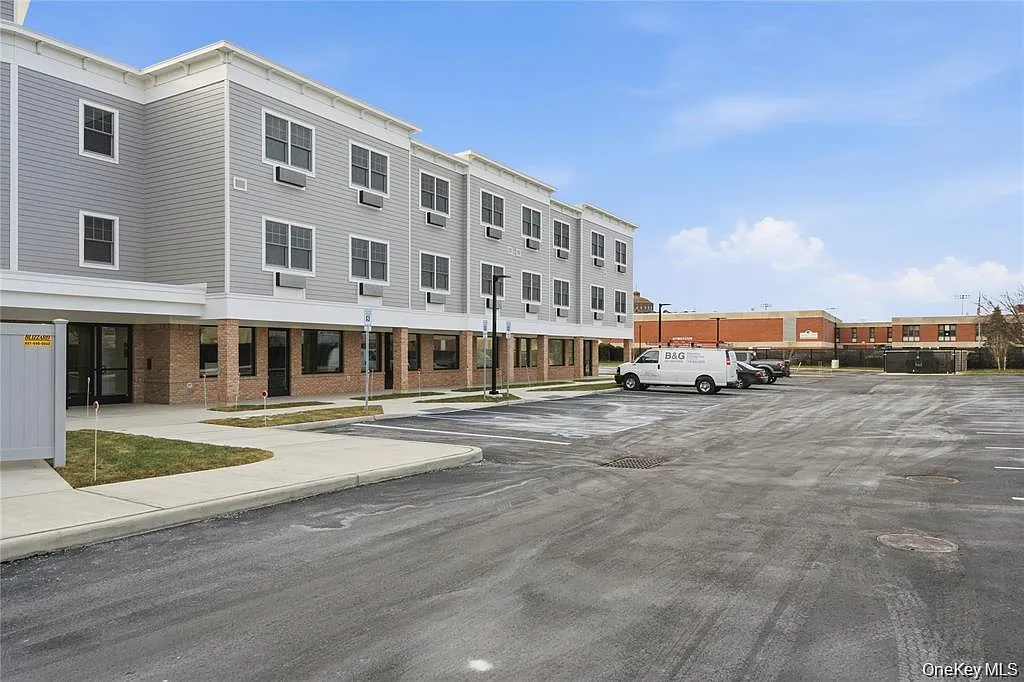 1 bed, 1.0 bath, 734 sqft, $3,300 — Photo 3