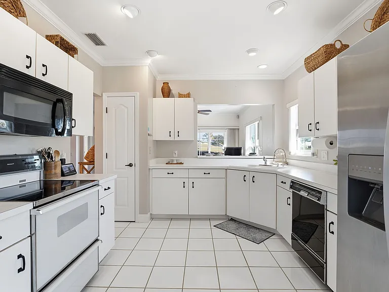 Light, bright kitchen with all essentials