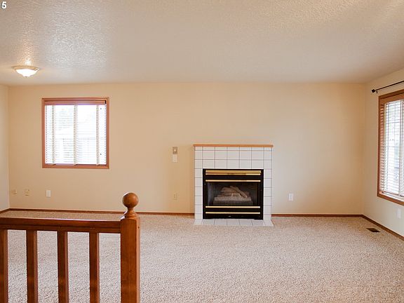 5th image of 5606 SE Pine St