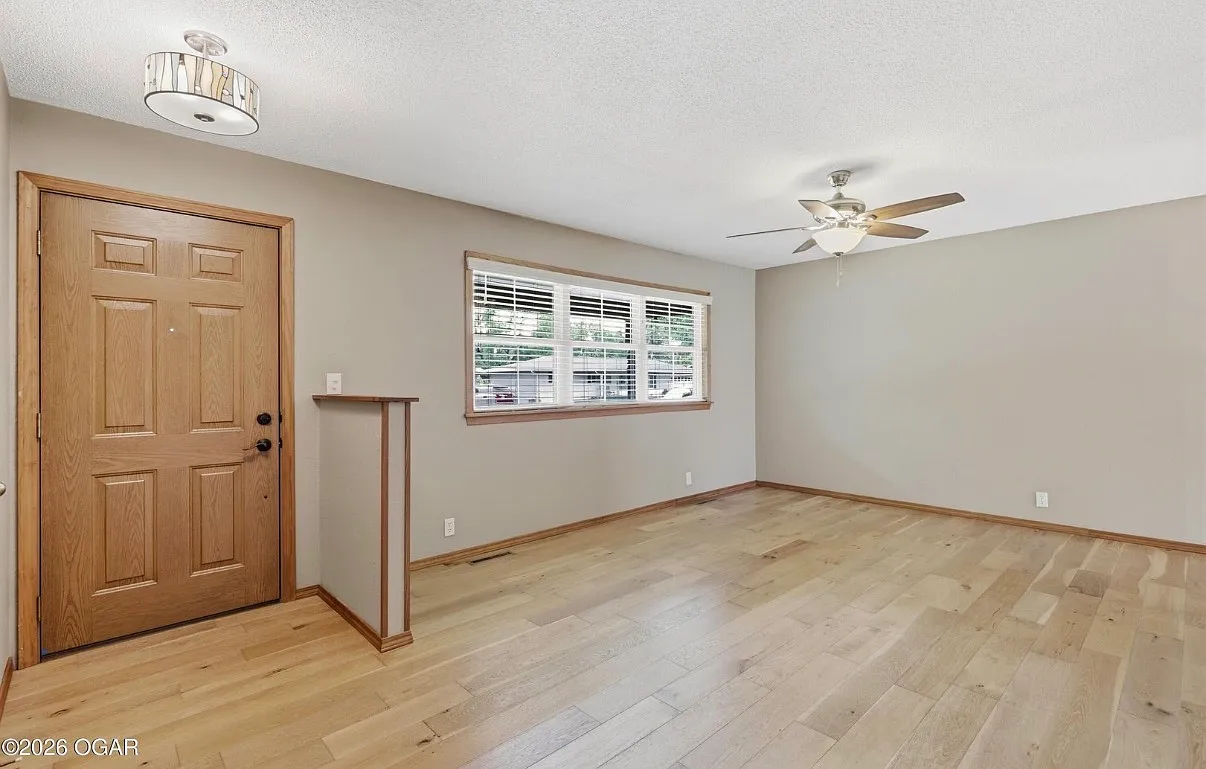 3 bed, 1100 sqft, $1,550 — Photo 2