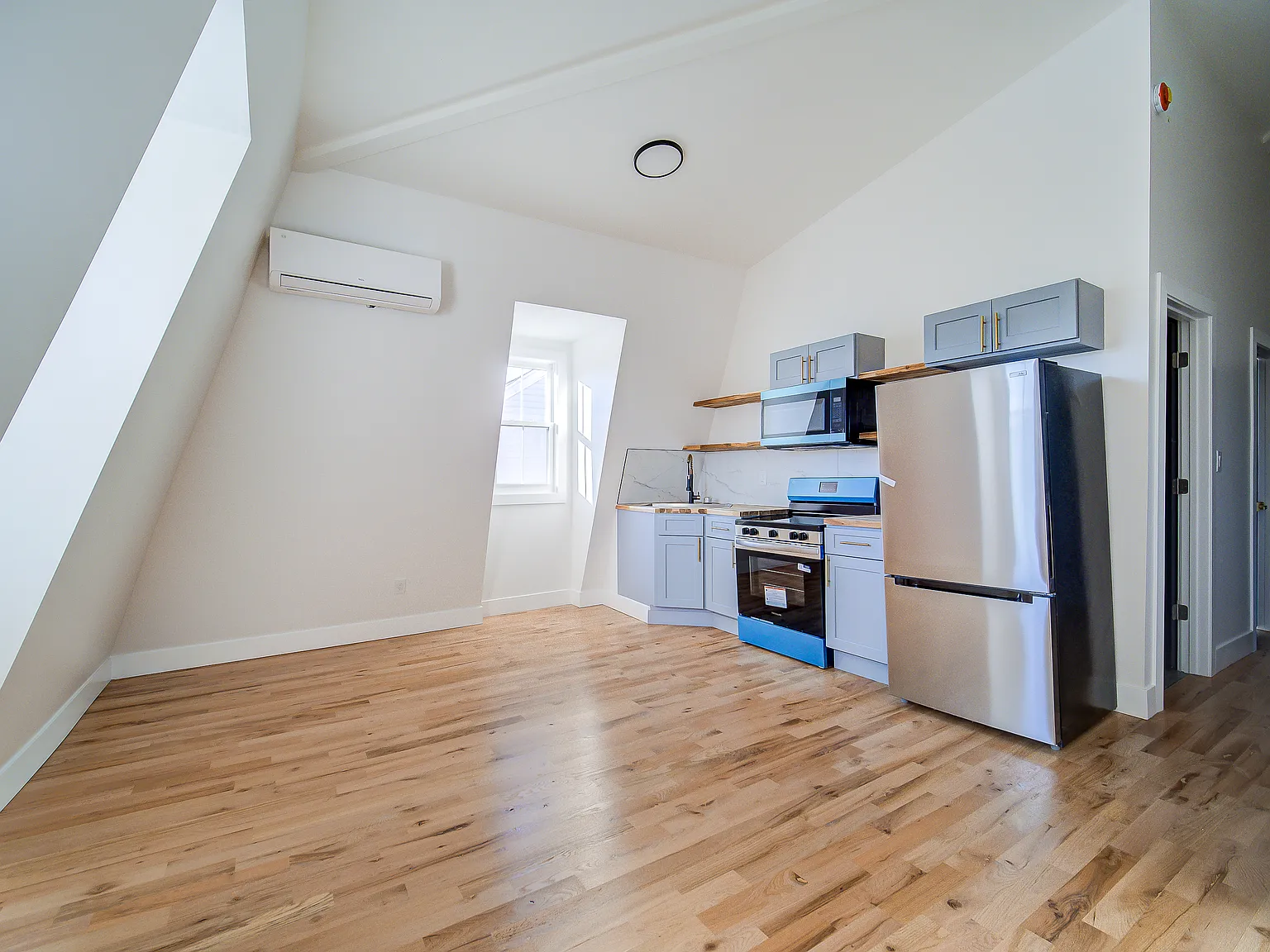 1 bed, $2,400 — Photo 4