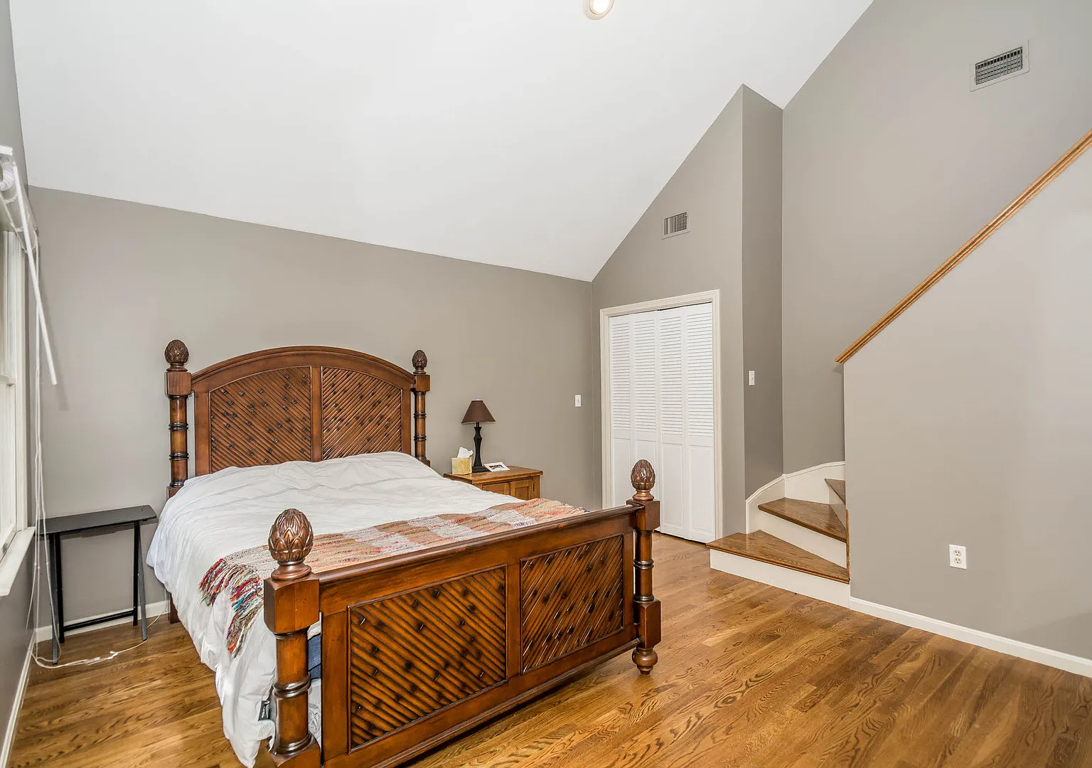 Stunning 4 Bedroom Colonial on private 2.7 Lot with a In-ground pool — Photo 4