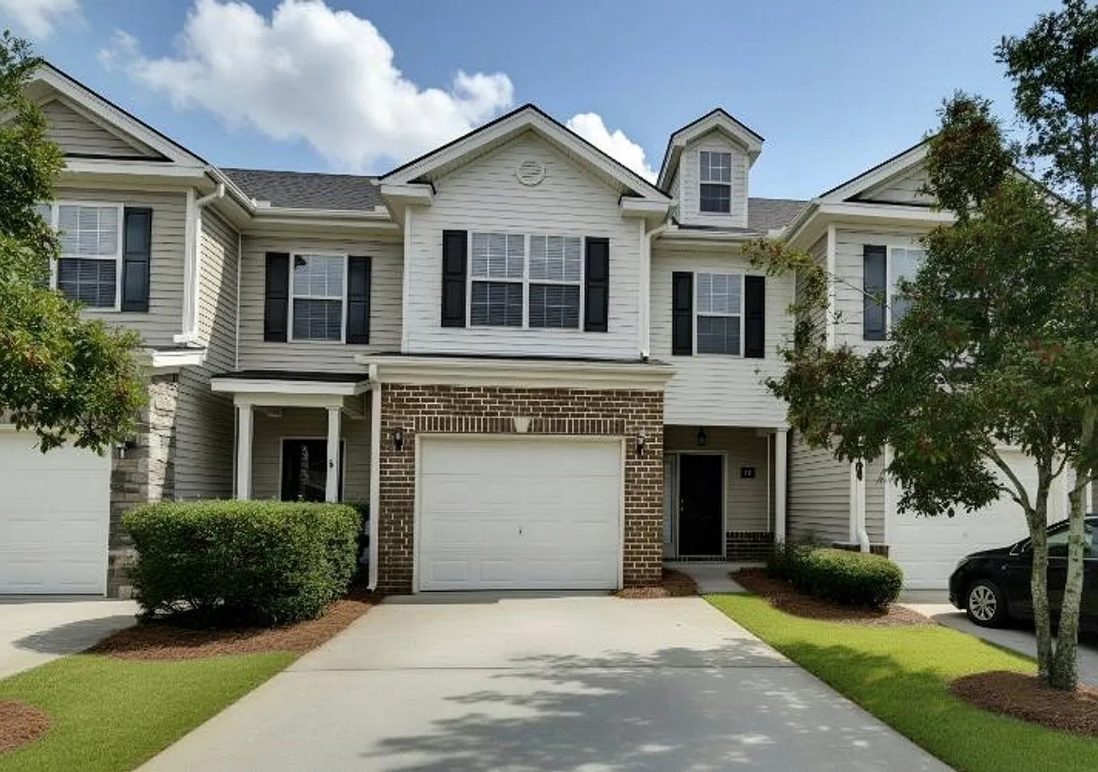 Like New town home centrally located to Ft. Stewart, HAAF,and Savannah — Photo 1