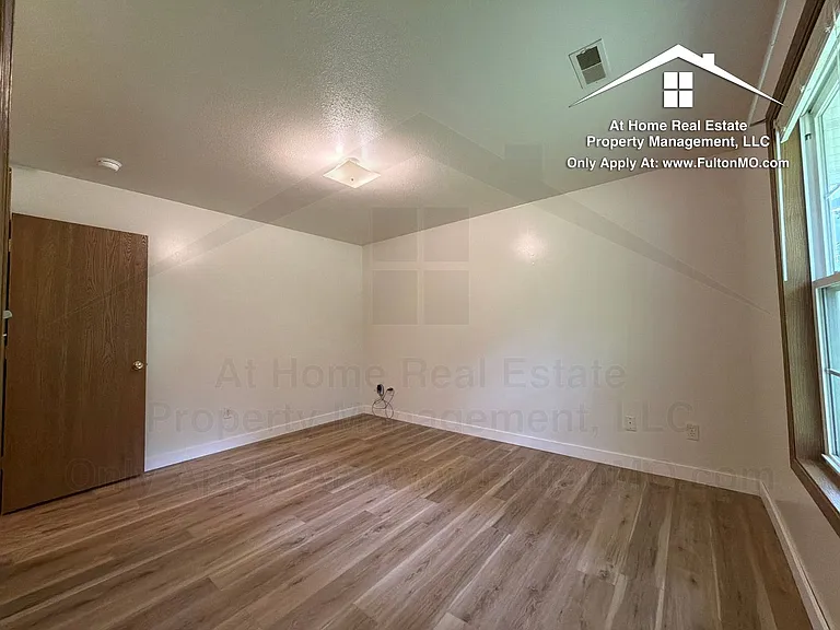 469471 Law Ct — Photo 12