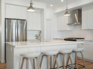 36 W Magnolia Bay SE, Calgary, AB T3M 3M9