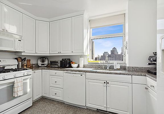 4th image of 188 E 76th St APT 10C
