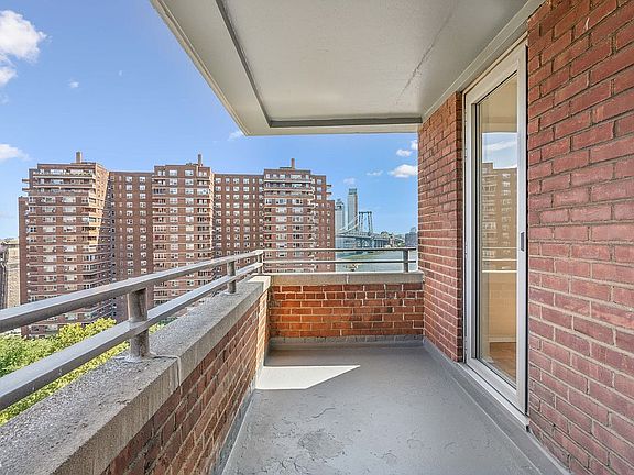 4th image of 575 Grand St Unit D1303