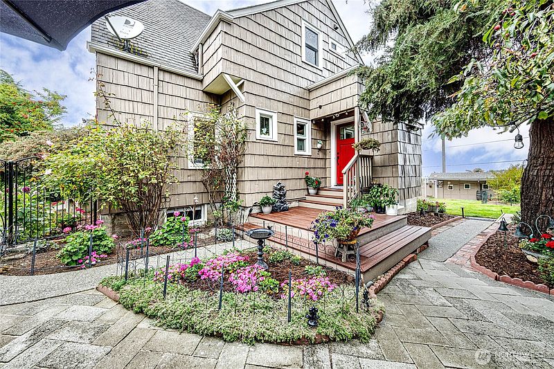 3rd image of 1221 E 2nd Street