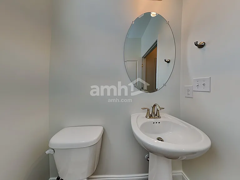 1360 Lomond Dr — Photo 9