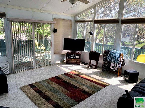 3rd image of 3301 Laurel Ave