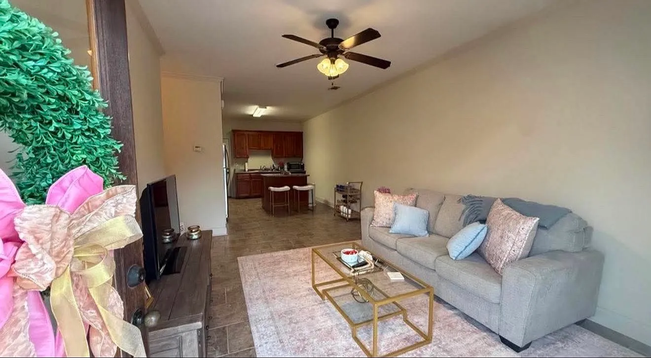 3 bed, $2,000 — Photo 1
