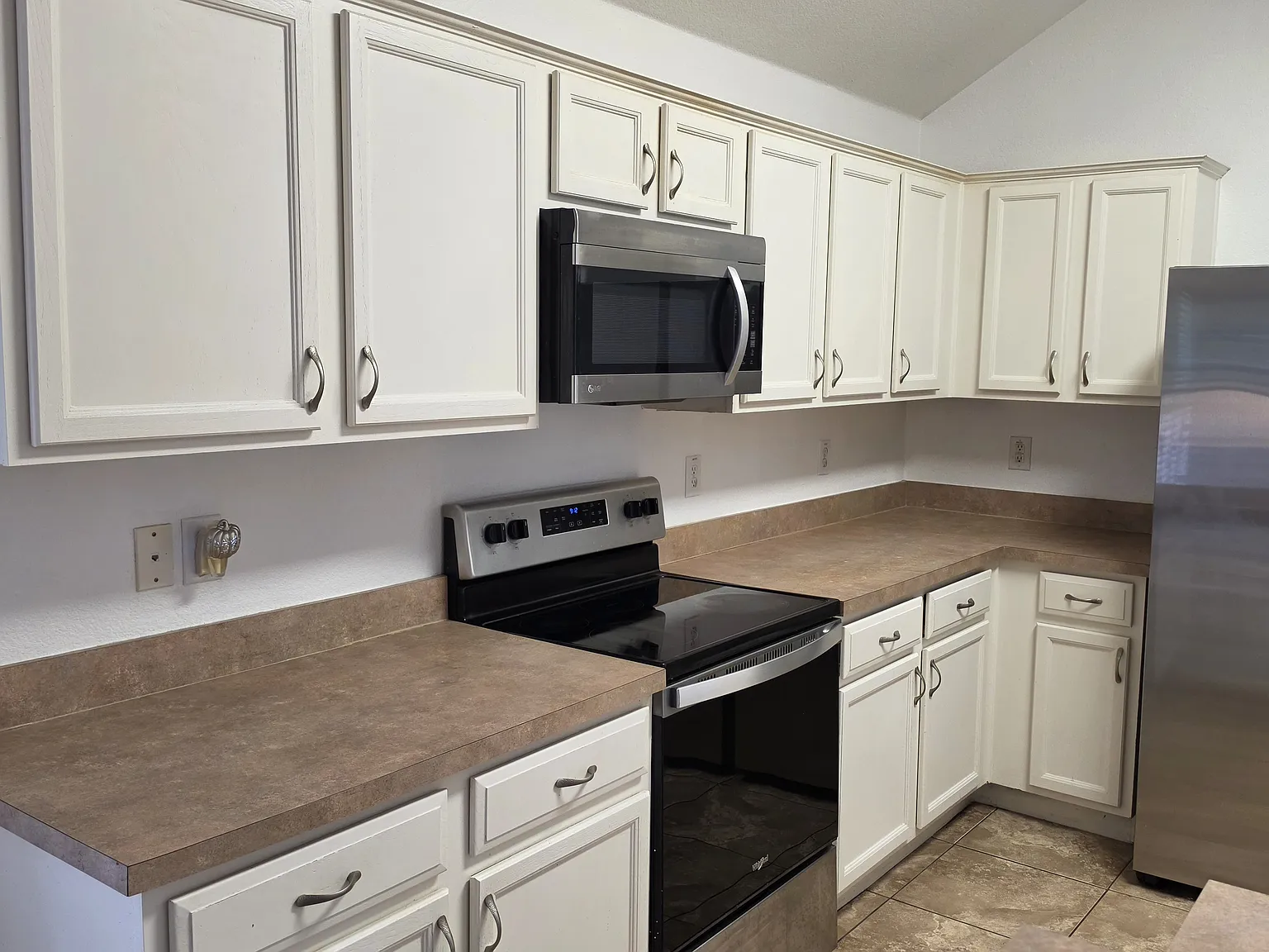 3 bed, 1948 sqft, $2,300 — Photo 2