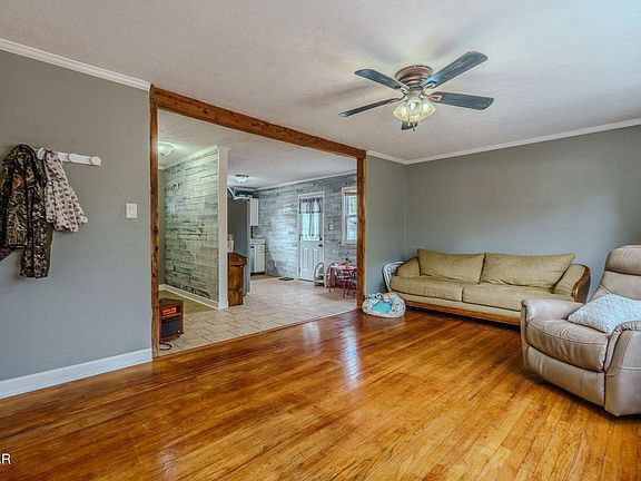 5th image of 262 East Dr