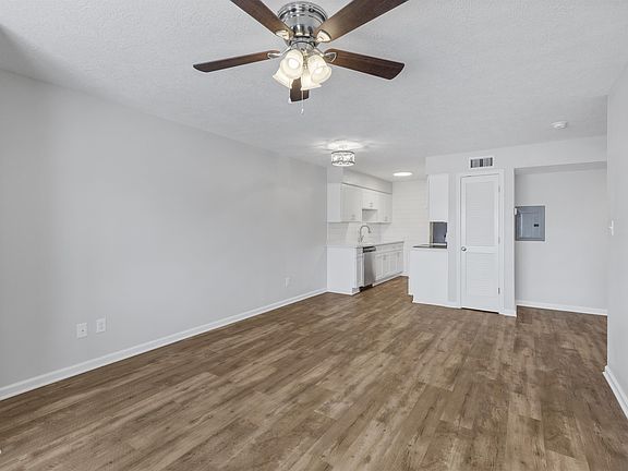 3rd image of 270 Bruce Cir #8