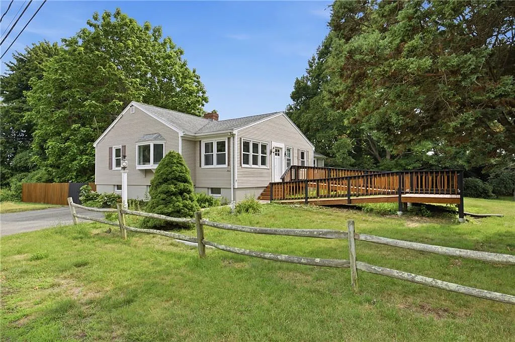 4 bed, 1.5 bath, 2250 sqft, $3,500 — Photo 2